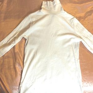 LARGE WHITE LONG-SLEEVE TURTLE NECK